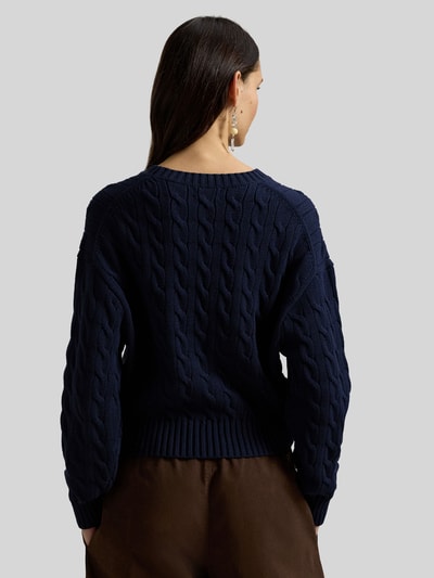 Kobiece modelka ma na sobie Regular Fit Strickpullover aus reiner Baumwolle od Polo Ralph Lauren, granatowy, wzór warkoczowy, dzianina, logo, długi rękaw, krągły dekolt, żebrowane wykończenia, widok całej sylwetki od tyłu.