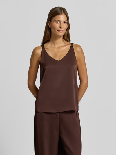 Frauenmodel trägt Trägertop aus Satin mit V-Ausschnitt von Vera Mont in Braun, glatte Oberfläche, Regular Fit, Rückenlänge 54 cm, Nahaufnahme Oberkörper