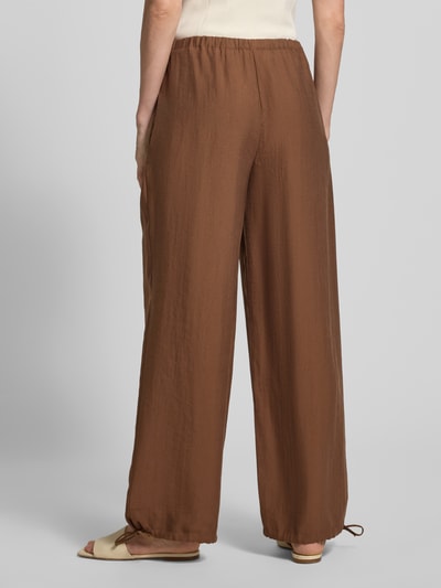 Frauenmodel trägt Wide-Leg-Pants mit elastischem Bund und Kordelzug von Rich & Royal aus Lyocell-Mix, Loose-Fit, braun, Ganzkörperansicht Rückansicht.