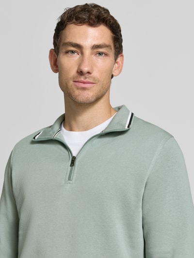 Männermodel trägt Sweatshirt mit Troyer-Kragen von Christian Berg Men in Hellgrün, Baumwoll-Mix, Slim Fit, Nahaufnahme Oberkörper.