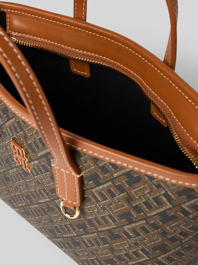 Produktfoto, Henkeltasche mit Logo-Applikation Modell 'MONOPLAY' von Tommy Hilfiger im Allover-Muster, Optik: Unifarben, Kunstleder, Reißverschluss, Hauptfach, Tragehenkel und abnehmbarer Schulterriemen, Detailaufnahme von oben