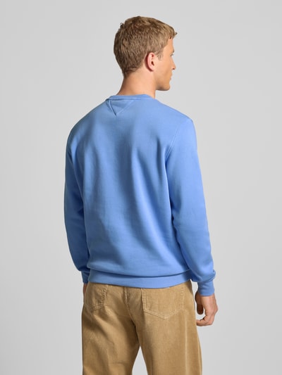 Männermodel trägt Regular Fit Sweatshirt aus Baumwoll-Mix von Tommy Jeans, Optik: Unifarben, Ganzkörperansicht Rückansicht.