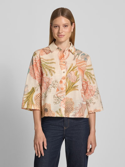 Frauenmodel trägt Boxy Fit Bluse mit 3/4-Arm von Rich & Royal, Reine Baumwolle, Allover-Look, Hemdblusenkragen, Nahaufnahme Oberkörper.