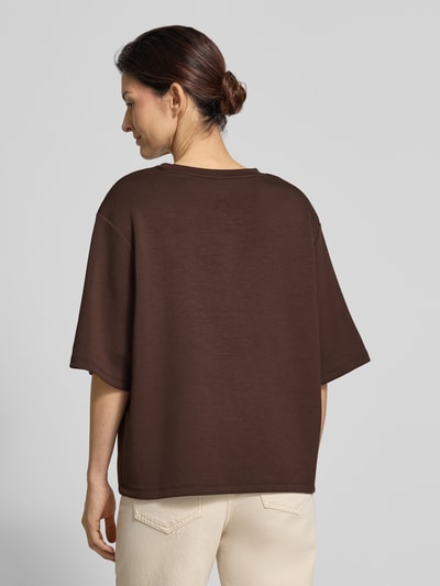 Vrouwenmodel draagt Sweatshirt met 1/2-arm model 'BANU 231' van Soyaconcept in bruin, relaxed fit, materiaal-mix met modal, ronde hals, achteraanzicht, Ganzkörperansicht Rückansicht.