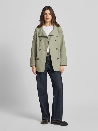 Frauenmodel trägt Regular Fit Jacke mit Stehkragen von Christian Berg Woman Selection in hellem Grün, Material-Mix, Doppelreihige Knopfleiste, Eingrifftaschen, Rückenlänge 68 cm, Schulterbreite 39 cm, Brustweite 50 cm, Ärmellänge 63 cm, Ganzkörperansicht von vorne.
