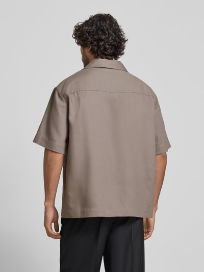 Männermodel trägt Relaxed Fit Freizeithemd aus Hanf-Lyocell-Mix Modell 'ESPINO' von HUGO in Beige, Twillstruktur, Ganzkörperansicht Rückansicht.