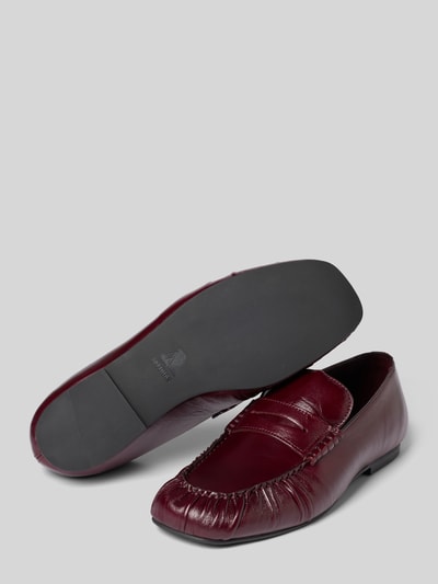 Produktfoto, Loafer mit Raffungen Modell 'Aven' von ALOHAS in dunklem Rot, glatte Sohle, abgerundete Form, Schaftbrücke, Größe 40 Kontext: Damen Loafer, Absatzhöhe 1 cm, Schafthöhe 7 cm, Schaftweite 10 cm.