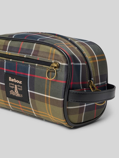 Produktfoto, Kulturbeutel mit Logo-Patch von Barbour mit mehrfarbigem Tartan-Muster, Reißverschluss, Trageschlaufe, verschiedene Fächer.