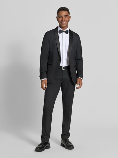 Männermodel trägt Slim Fit Smokinghemd aus Baumwolle mit Stretch-Anteil von OLYMP Level Five, Kentkragen, verdeckte Knopfleiste, weißes Twillgewebe, unifarben, französische Manschette, Ganzkörperansicht von vorne.