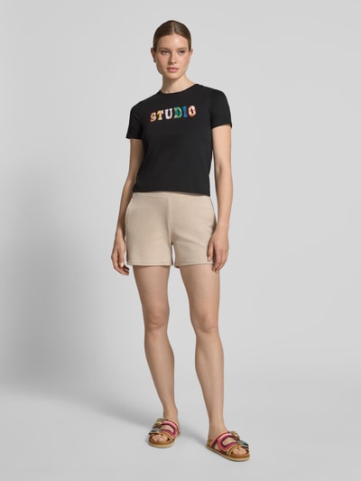 Frauenmodel trägt Regular Fit T-Shirt mit Logo-Stitching von JAKE*S STUDIO WOMAN, schwarze reine Baumwolle, Ganzkörperansicht von vorne