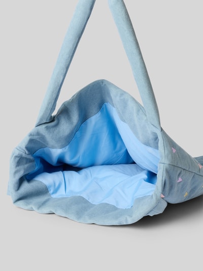 Produktfoto, Mom Bag mit Motiv-Stitchings und Label-Patch von Studio Noos aus blauem Baumwoll-Mix, offenes Hauptfach, breite Schultergurte, sichtbare strukturierte Oberfläche und Kontrastinnenfutter, 62x44x10 cm, Schulterriemen 74 cm.