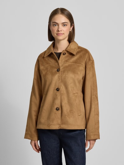 Vrouwenmodel draagt Regular Fit Kunstlederjacke in velourslook model 'CAROLINA' van ONLY, Dames Hemdjacke, ganzlichaamsvoorzijde