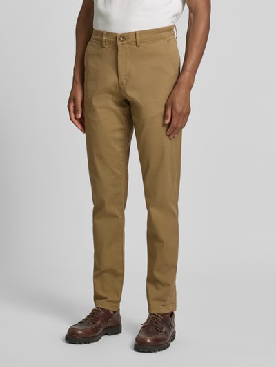 Männermodel trägt Slim Fit Chino aus Baumwoll-Mix Modell 'MILES' von Selected Homme, Optik: Unifarben, Ganzkörperansicht von vorne.