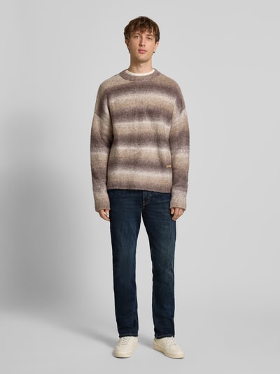 Männermodel trägt Slim Fit Jeans aus Baumwoll-Mix Modell '511™' von Levi's®, dunkelblau, 5-pocket-design, ganzkörperansicht von vorne. Elastische stof, knoop- en ritssluiting, taillewijdte maat 32/32: 41 cm, binnenbeenlengte 80 cm.