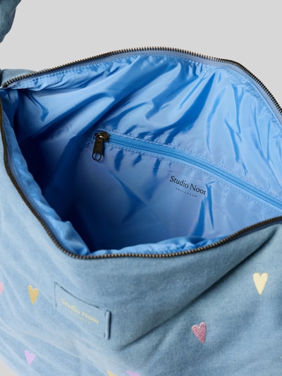 Produktfoto, Shoulder Bag aus Baumwoll-Mix von Studio Noos mit Herz-Stitchings, Reißverschluss-Hauptfach, Label-Patch, Innenfach, blaue Innenseite