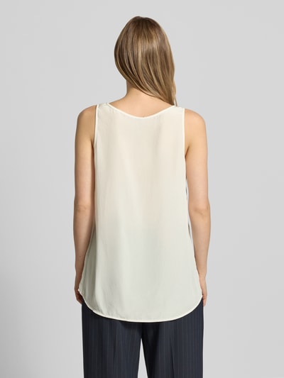 Modelka nosi Blusenshirt mit Rundhalsausschnitt und Label-Detail od Marc Cain z satyny, krój straight fit, długość tyłu w rozmiarze 36: 52 cm, całkowity widok z tyłu.