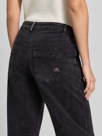 Vrouwenmodel draagt donkergrijze corduroy broek Barrel Fit Cordhose uit katoenmix van Buena Vista, Nahaufnahme achteraanzicht.