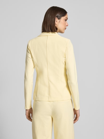 Frauenmodel trägt Slim Fit Blazer mit Paspeltaschen Modell 'KATE' von ICHI in zartem Gelb, Baumwoll-Mix mit Stretch-Anteil, Rückenansicht, Ganzkörperansicht Rückansicht. Rückenlänge bei Größe S: 56 cm.