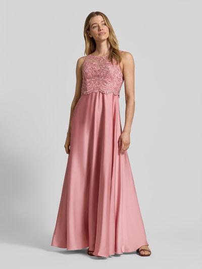 Frauenmodel trägt Abendkleid mit floralem Spitzenbesatz von Laona in Rosa mit Ziersteinbesatz, Semitransparenter-Look, Taillierte Passform, Ärmelloses-Design, Ganzkörperansicht von vorne. Rückenlänge Größe 36: 142 cm, Brustweite Größe 36: 32 cm.