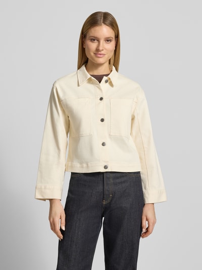 Vrouwenmodel draagt Regular Fit jack met borstzakken model 'Bess' van Soyaconcept van elastische katoenmix in crème, platte kraag, knoopsluiting, dames jack, regular fit, ruglengte maat S 54 cm, schouderbreedte 48 cm, borstwijdte 50 cm, mouwlengte 56 cm, voorkant volledige lichaamsweergave.