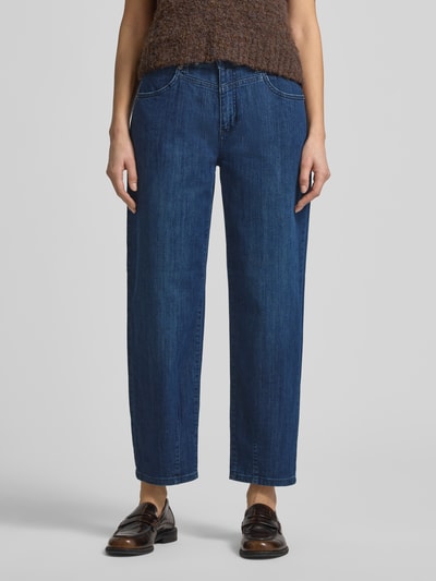 Frauenmodel trägt Barrel Fit Jeans mit Eingrifftaschen Modell 'BOBBIE' von MAC, Baumwoll-Mix mit Stretch-Anteil, Ganzkörperansicht von vorne.