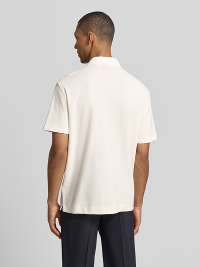 Männermodel trägt Modern Fit Freizeithemd mit Reverskragen von Christian Berg Men aus weißer Bio-Baumwolle, Ganzkörperansicht Rückansicht.
