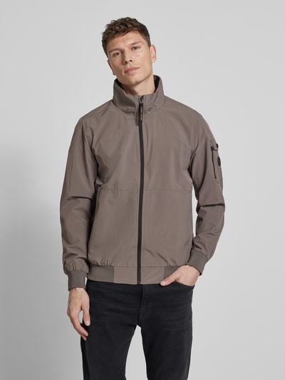 Männermodel trägt Windbreaker mit Stehkragen Modell 'YETUR' von CARS JEANS in taupe, materiaalmix met stretch, recht model, met opstaande kraag, ritssluiting, ritszak op de mouw, elastische boorden; ruglengte 71 cm, schouderbreedte 44 cm, borstwijdte 50 cm, mouwlengte 68 cm; Ganzkörperansicht von vorne.