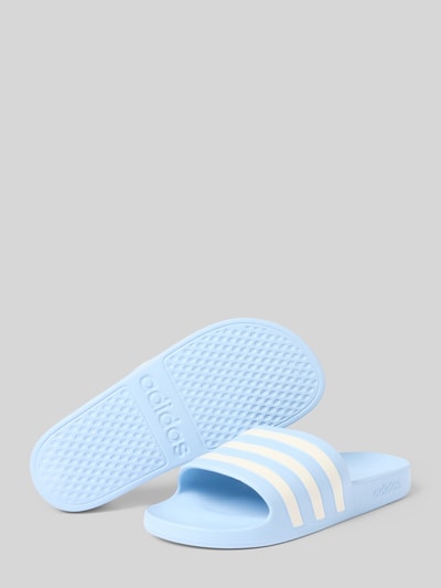 Produktfoto, Badeschuhe mit Label-Prägung Modell 'ADILETTE AQUA' von adidas Sportswear, jednokolorowy, nosek buta: otwarte palce, płaska podeszwa, wytłaczane logo, paski z logo, bez zapięcia, podeszwa z fakturą