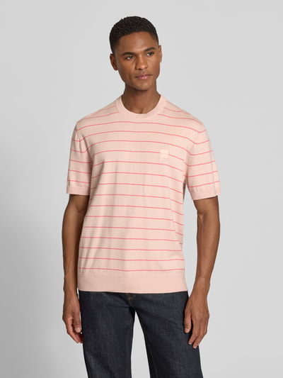 Männermodel trägt Regular Fit T-Shirt aus Baumwoll-Kaschmir-Mix Modell 'KANACHO' von BOSS Orange, fein gestrickt, gestreift, Frontansicht.