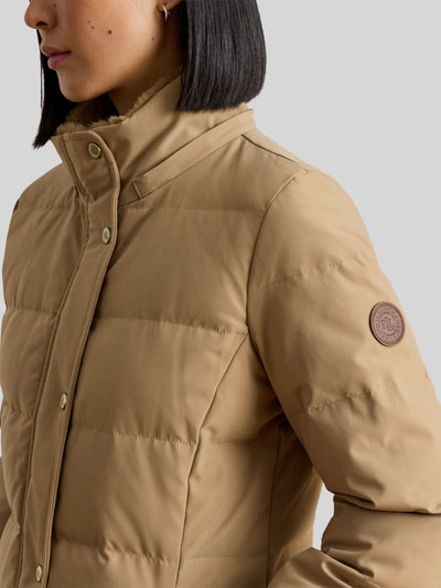 Frauenmodel trägt Regular Fit Daunenmantel mit Besatz aus Webpelz von Lauren Ralph Lauren in Beige mit gesteppten Partien, Nahaufnahme Oberkörper. Damen Daunenmantel von Lauren Ralph Lauren