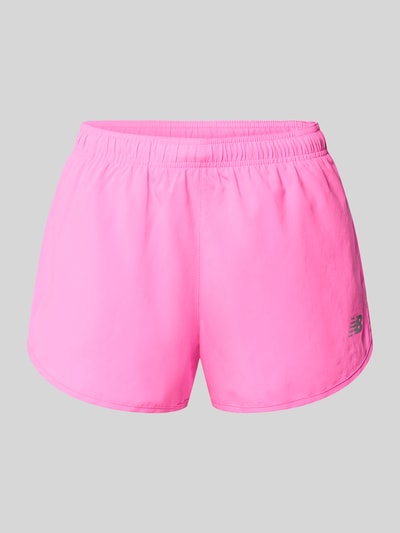 Produktfoto, Shorts mit Label-Print Modell 'ESSENTIAL' von New Balance in kräftigem Pink, elastischer Bund, glatte Textur, gerader Schnitt