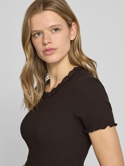 ONLY t-shirt o kroju slim fit z mieszanki bawełny model 'VINI' Czekoladowy 3