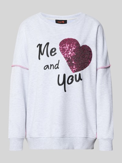 Produktfoto, Oversized Fit Sweatshirt aus reiner Baumwolle von miss goodlife, weiß mit pinkem Pailetten-Herz, Statement-Print, elastische Abschlüsse