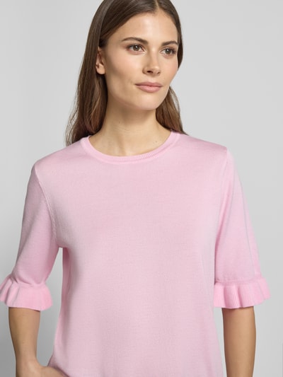 Modelka kobieca nosi Regular Fit T-Shirt aus Viskose-Mix Modell 'Katie' od FREE/QUENT, różowy, z półdługim rękawem i falbanką, tekstura dzianiny, krój regular fit, okrągły dekolt, widok na górną część ciała z przodu.