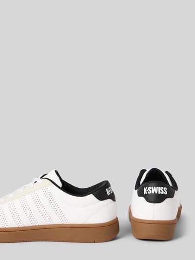 Produktfoto, Sneaker mit Label-Print Modell 'COURT' von K-Swiss in Weiß mit brauner Sohle, Lochmuster, strukturiert, Rückansicht. Herren Sneaker von K-Swiss, abgerundete Form, Schnürverschluss, 3 cm Absatzhöhe, 7 cm Schafthöhe, 10 cm Schaftweite.