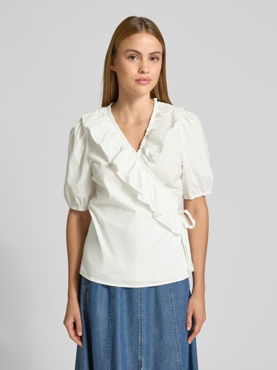 Vrouwenmodel draagt Wickelbluse met ruches model 'Malay' van FREE/QUENT, witte katoen, v-hals, rechte fit, halve mouw, vooraanzicht bovenlichaam