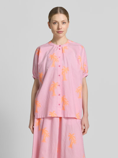 Frauenmodel trägt Bluse mit Rundhalsausschnitt und Knopfleiste von Milano Italy im Baumwoll-Mix mit Stretch-Anteil, feinen rosa Streifen und orangen Palmen, Straight Fit, elastische Ärmelabschlüsse, Rückenlänge bei Größe 36: 63 cm, Ganzkörperansicht von vorne.
