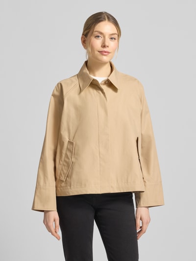 Frauenmodel trägt Jacke aus Baumwoll-Mix von Milano Italy in Beige mit Umlegekragen, Abdeckleiste und Pattentaschen, Gerade Passform, Rückenlänge 65 cm, Schulterbreite 43 cm, Brustweite 64 cm, Ärmellänge 56 cm, Ganzkörperansicht von vorne.