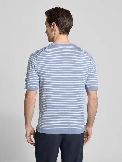Männermodel trägt Strickshirt mit Rundhalsausschnitt von Christian Berg Men, Regular-Fit, Streifenmuster, Reine Baumwolle, Ganzkörperansicht Rückansicht.
