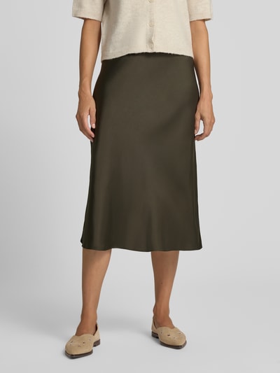 Vrouwenmodel draagt midirok uit satijn Model 'Odini' van someday, elastische materiaalmix, recht pasvorm, olijfgroen, totale lengte maat 36: 80 cm, bandwijdte 36 cm, volledige lichaamsaanzicht van voren