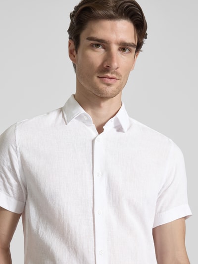 JOOP! Collection Koszula casualowa męska JOOP! Collection;Mieszanka bawełny i lnu;Krój slim fit;Model ‘Pit’;Kołnierzyk typu kent;Listwa guzikowa;Długość tyłu w rozmiarze 40: 67 cm;Szerokość ramion w rozmiarze 40: 41 cm;Długość rękawa w rozmiarze 40: 22 cm Biały 3