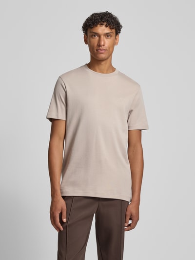 Męski model nosi T-Shirt mit Logo-Stitching Modell 'Priamo' od JOOP! Collection, bawełna, krój regular fit, okrągły dekolt, jasnobeżowy, przód, zdjęcie całej sylwetki z przodu.