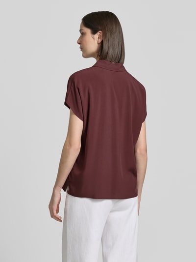 Frauenmodel trägt Relaxed Fit Bluse aus Viskose von Christian Berg Woman in Dunkelrot mit Hemdblusenkragen, Knopfleiste und Kappärmel, Rückenlänge bei Größe 36: 63 cm, Ärmellänge 17 cm, Ganzkörperansicht Rückansicht.