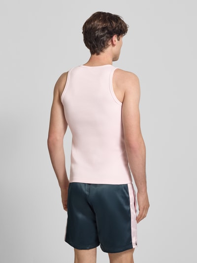 Männermodel trägt Tanktop in Ripp-Optik mit Label-Stitching von BLKVIS, Slim-Fit, Rundhalsausschnitt, Rückenlänge 64 cm, Ganzkörperansicht Rückansicht