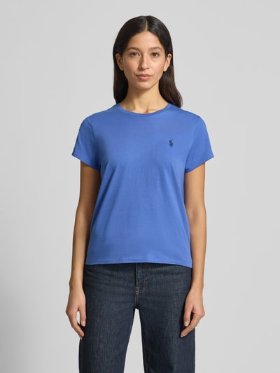 Kobiece model prezentuje T-shirt mit Label-Stitching von Polo Ralph Lauren, bawełna, krój regular fit, wyhaftowane logo, okrągły dekolt, niebieski, długość tyłu 54 cm dla rozmiaru S, widok całej sylwetki z przodu.