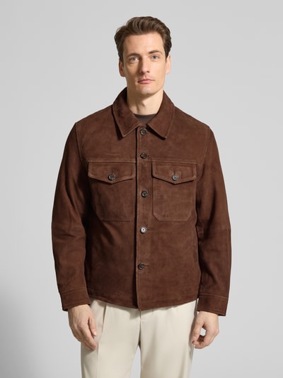 Männermodel trägt Regular Fit Lederjacke aus echtem Ziegenvelours Modell 'THOM' von SELECTED HOMME in Braun, Unifarbe, Ganzkörperansicht von vorne.