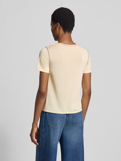 Frauenmodel trägt Regular Fit T-Shirt aus Lyocell-Mix Modell 'Stella' von GUIDO MARIA KRETSCHMER WOMAN, hellbeige, glatte Textur, Ganzkörperansicht Rückansicht.