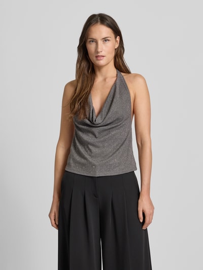 Frauenmodel trägt Blusentop mit Viskose-Anteil Modell 'SPARKLE' von Mango, grau, Neckholder, Strasssteine, tailliert, Ganzkörperansicht von vorne.