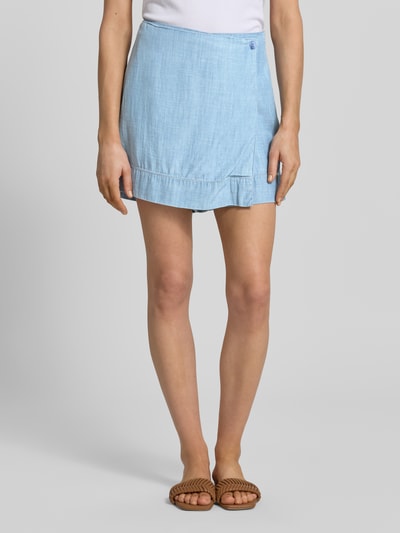Frauenmodel trägt Skort aus Lyocell-Baumwoll-Mix in Wickel-Optik von JAKE*S STUDIO WOMAN, Denim-Optik, A-Linie, Ganzkörperansicht von vorne.