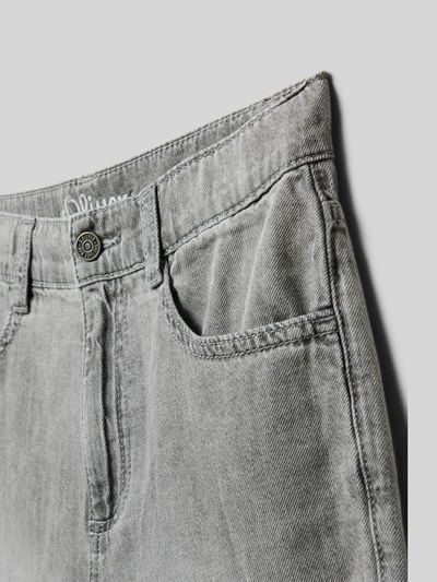 Produktfoto, Slim Fit Bermudas aus reiner Baumwolle von s.Oliver RED LABEL in grauer Denim-Optik mit Gürtelschlaufen, Eingrifftaschen und Knopfverschluss, Materialstruktur leicht meliert.